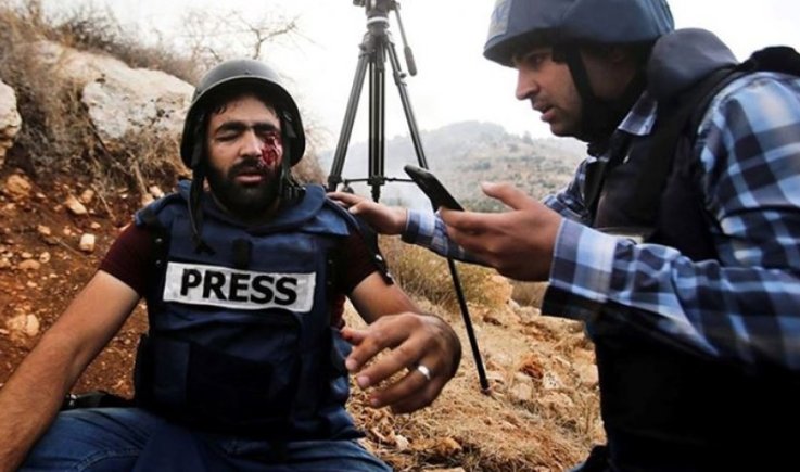 العدو الصهيوني يعتقل صحفيا قرب بيت لحم ويصيب فلسطينيا بالرصاص في قفين